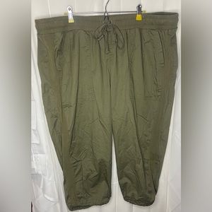 Lane Bryant 26/28 green cargo capris